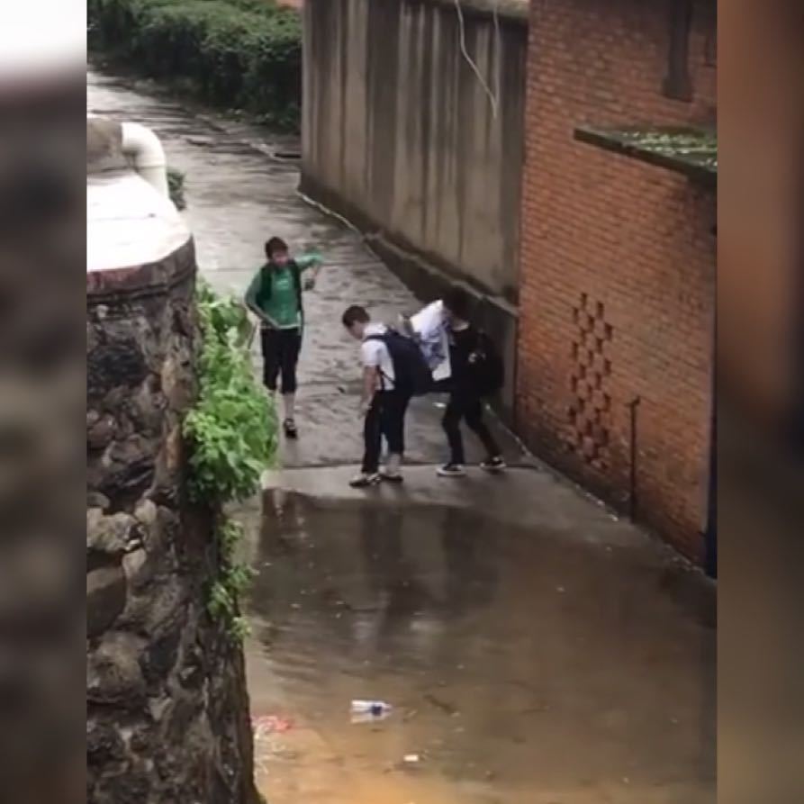 深水|三兄弟路遇深水坑,分工明确的和谐场面获高赞,网友:真的很暖心