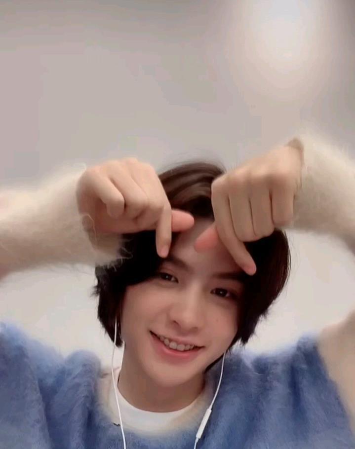 广播|乐华七子广播《线索2贾斯汀承认妹妹》,朱正廷称赞蔡徐坤