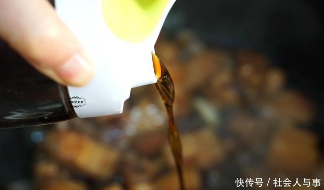 红烧肉|家里来客人,这菜不可少,牢记3点,颜色红亮又入味,太香了