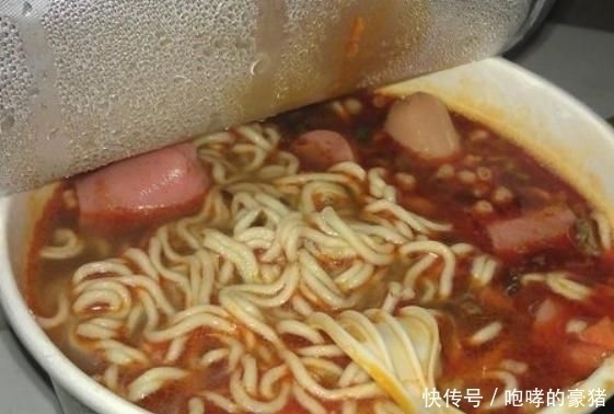 泡面|方便面的面饼上,设有这个“小套路”,程序员难怪总是吃不饱
