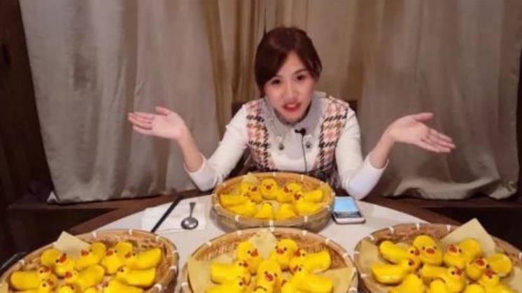 打败|密子君挑战988元超大牛排,吃完终身免单,却被配菜给“打败”了