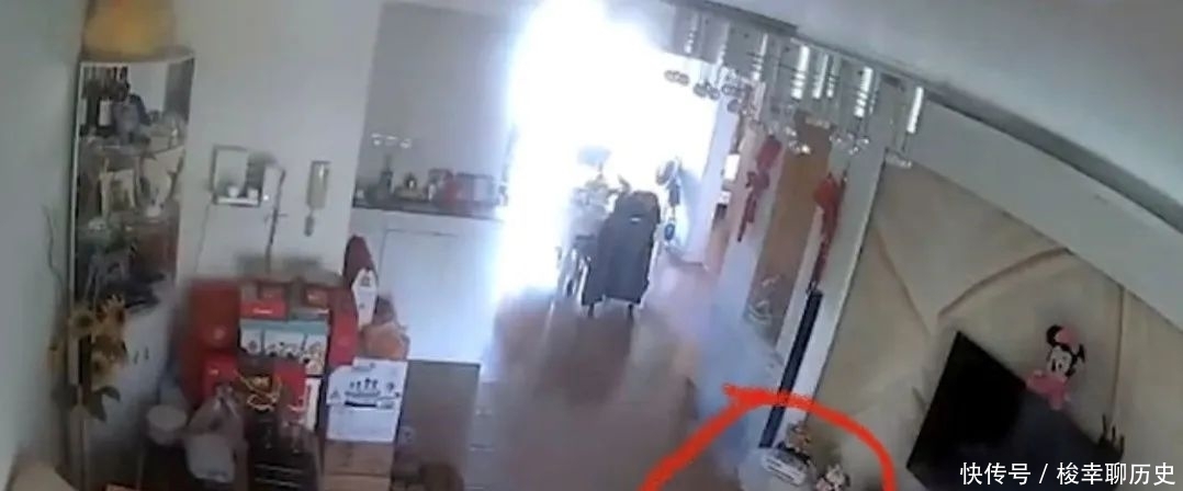  自行车|电动自行车，请勿室内充电！