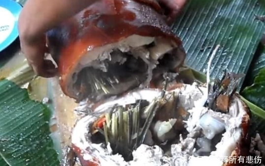 大妈|大妈请孙子吃烤乳猪,端上来时大呼满意,服务员切开后,两眼发傻