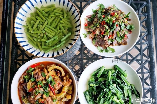 开心|一家四口的晚餐，妈妈做了三菜一汤，简单营养味美，家人吃着开心