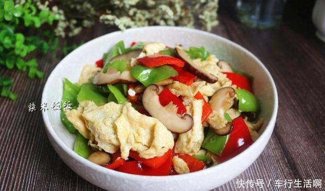 搭配一些|青椒炒鸡蛋,加它一起炒,营养翻倍,味道更鲜美,调料都省了!