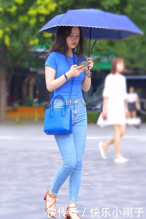 美女|想穿搭的休闲随性一些,青春靓丽,穿出了美女对于美的个性