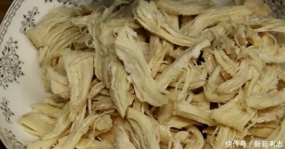 经典|经典家常菜“干煸鸡胸”,做法简单,香辣美味,开胃又下饭