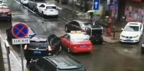  私家车|本溪私家车主与的哥因剐蹭雨中扭打！拉都拉不开