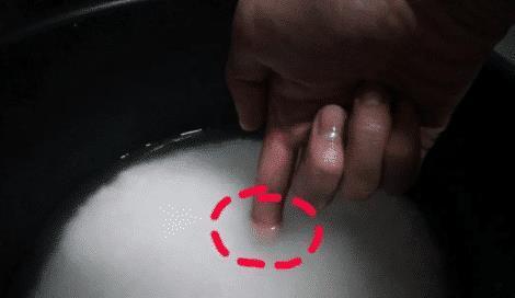 美女|法国美女到中国,帮朋友煮饭时这一幕迷茫了:中国人的手有魔法?