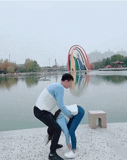  好羡慕|搞笑GIF：好羡慕啊，这样的花式秀恩爱，默默看看了身旁200斤的女友