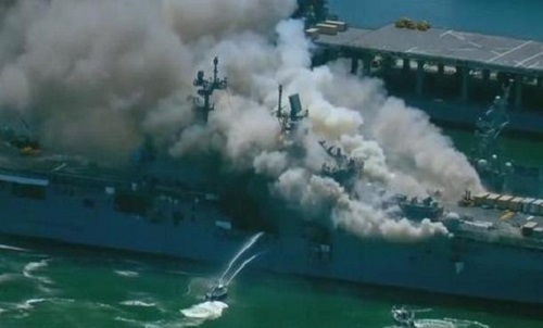  舰体|美两栖攻击舰爆炸升起火球！现场浓烟滚滚难见舰体，21人受伤住院