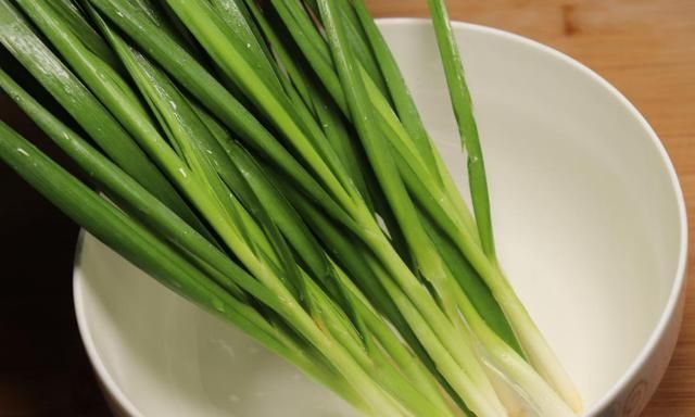  正确|洗韭菜时，切记不要只用清水洗，只会越洗越脏，这才是正确的洗法