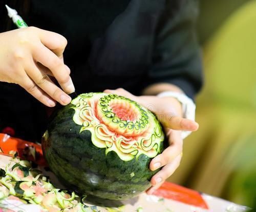 雕成|法国人中国人简直有毒,为什么要把黄瓜雕成我吃不起的样子