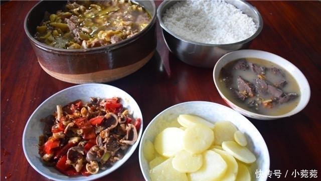 农村|第一次带男友回农村老家,妈妈亲手准备一顿饭,男友却一口没吃