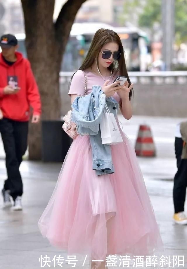 T恤|红色短袖高腰T恤,展露出纤细的小蛮腰