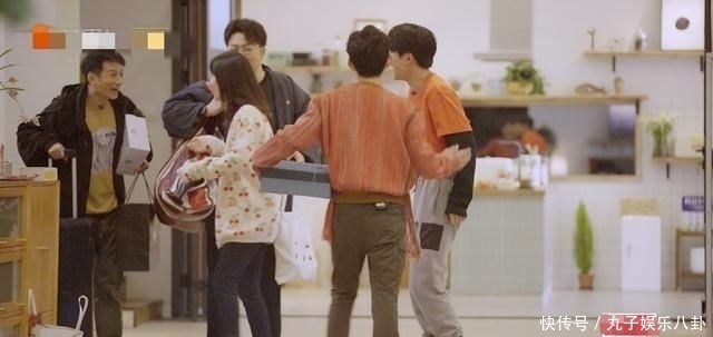  家族|吴昕在节目中下厨，虽然动作生疏，但是快乐家族其他人的反应却