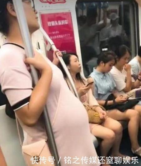 女童遭|10岁女童遭老人强制让座，妈妈简单的几句话给全车人都上了一课