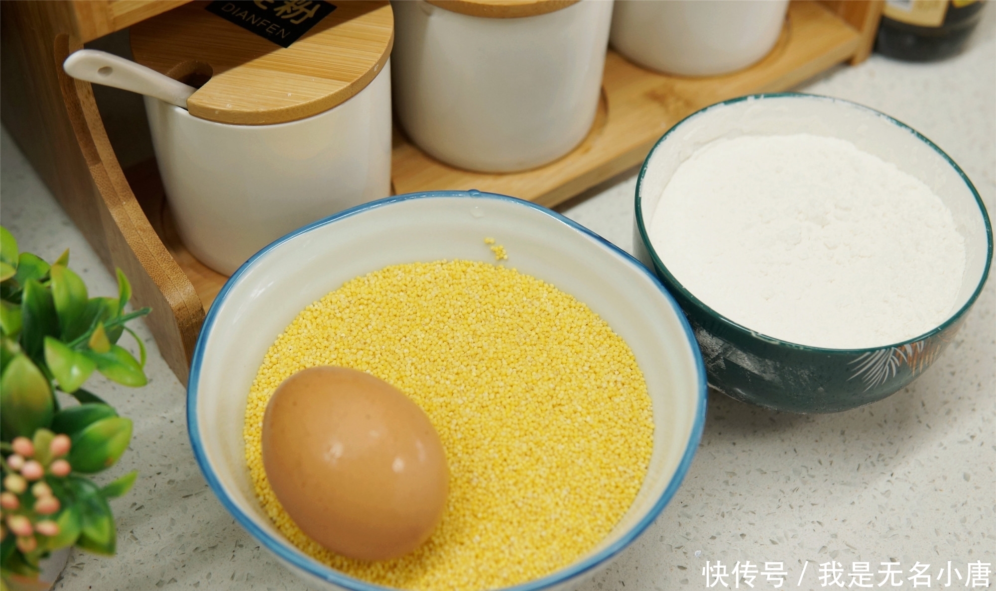 停不下来|小米别熬粥了,加个鸡蛋,配点面粉,咬一口嘎嘣脆,吃的停不下来