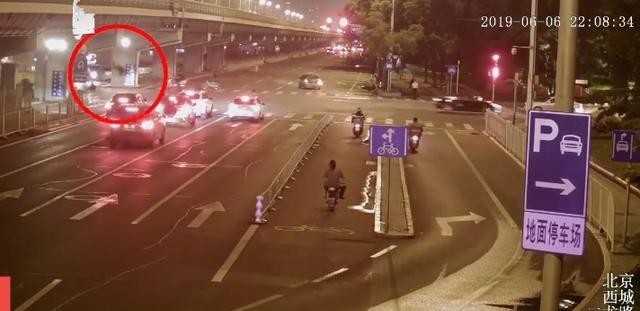  闯红灯|学生骑电动车闯红灯被撞飞负全责，网友点赞：谁违法，谁担责