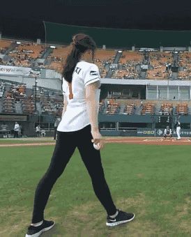  搞笑|搞笑GIF：妹子，不管你的球技怎么样，光看你这样的姿势我必须给你满分