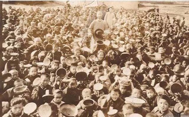 土匪|处决过万土匪的“英雄”,百姓为啥却如此愤怒地向其连开20枪?