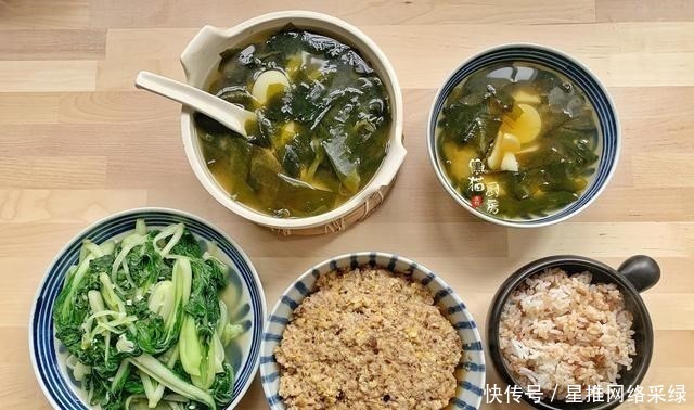 饮食习惯|三口之家的晚餐仪式感,清淡搭配,网友:还是南方人的饮食习惯好