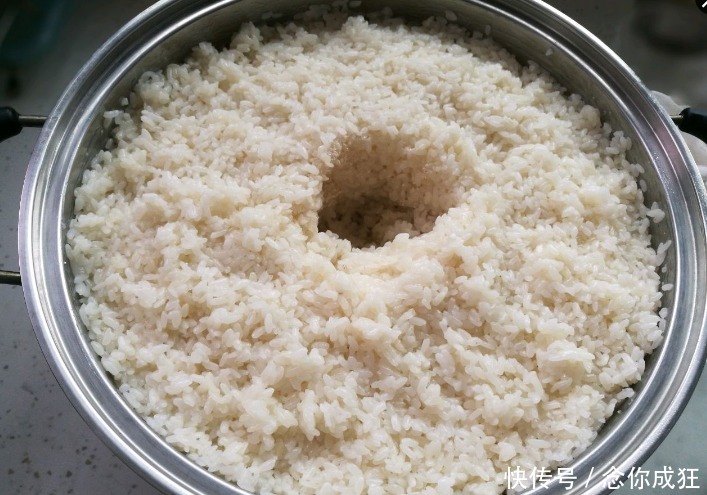 糯米|自制米酒,糯米蒸熟后别直接加酒曲!多做1步,又香又甜,酒汁多