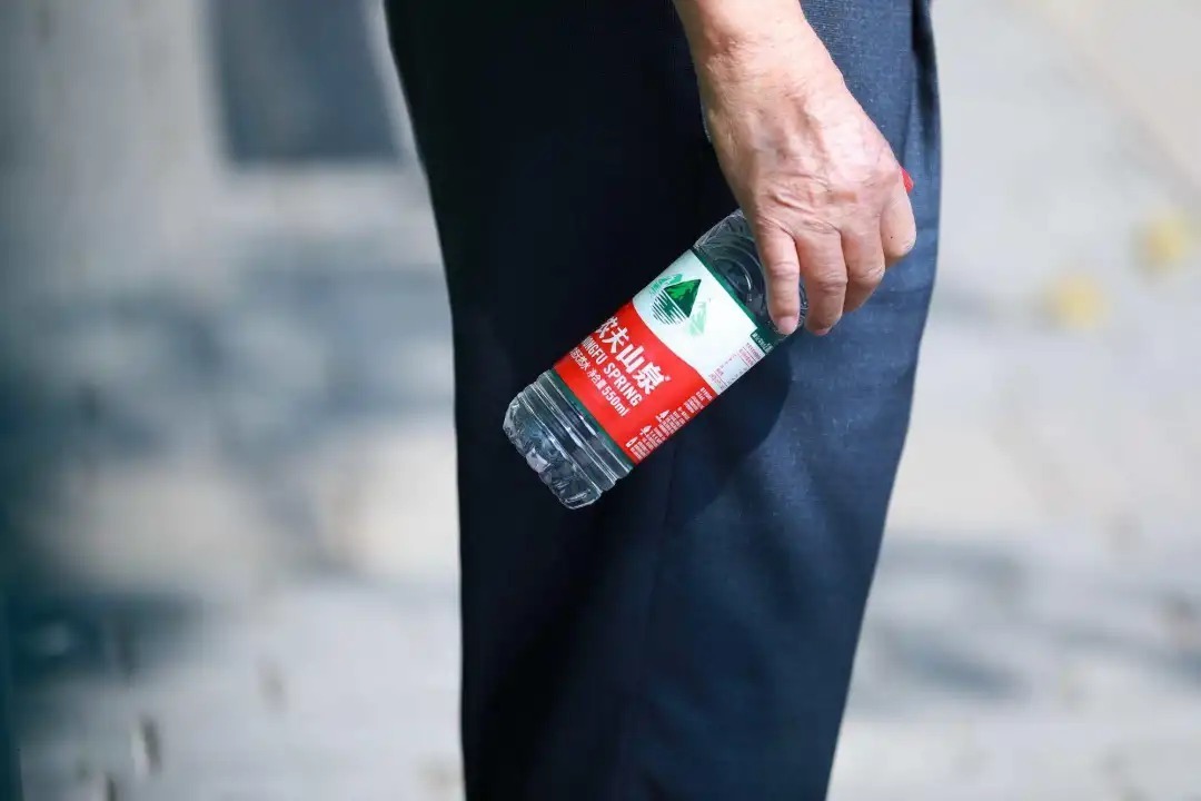 商业|一战赚了2000亿,农夫山泉创始人钟睒睒与他的商业帝国