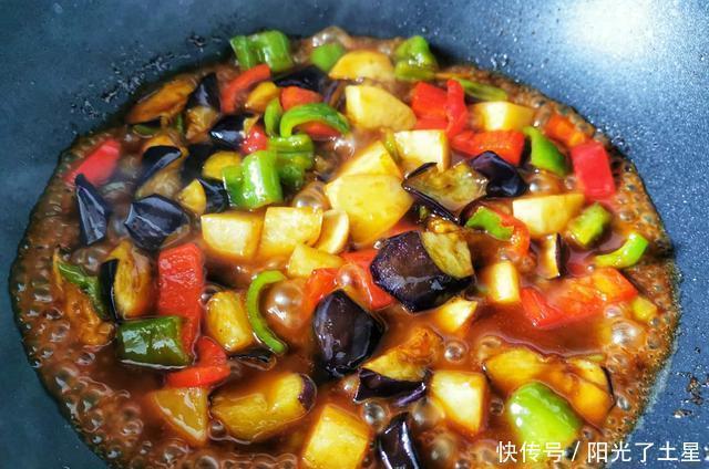  土豆|茄子土豆和青椒做出一盘地三鲜，成本也就5块左右，好吃赛过肉
