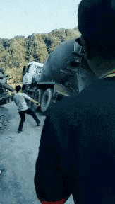 搞笑|搞笑GIF:小小骚年,军人梦,匍匐前进,帅得狠