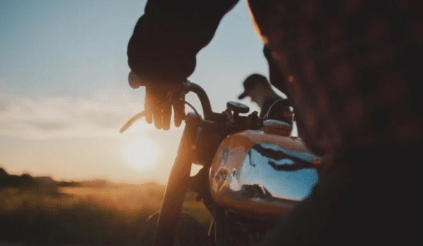 摆摊|夫妻摆摊1个月赚9万:不要拿业余,去侮辱凭本事吃饭的人