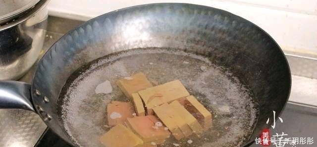 韭菜炒鸭血|一把韭菜和一块鸭血。如果再加上这一步,鸭血就不会散了