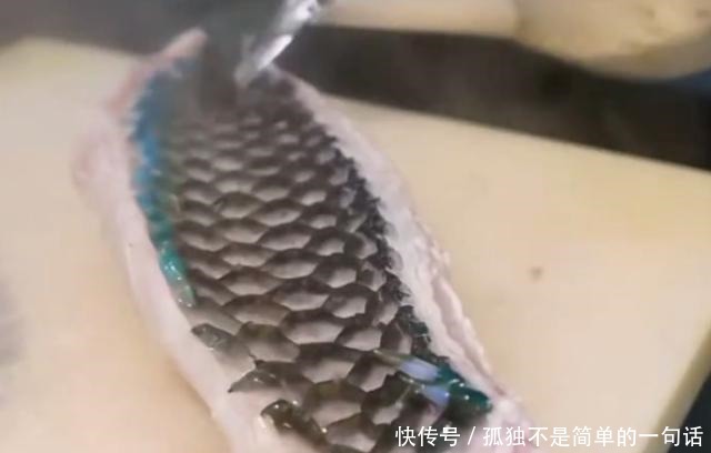 动刀|看看印度人怎么吃鱼20斤的草鱼,动刀第一步就让人大开眼界