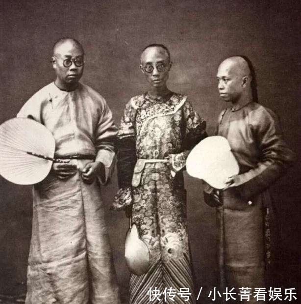 缠足|晚清老照片:独轮车坐9人严重“超载”,表情痛苦的缠足小女孩