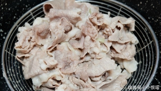 羊肉片|新学了个羊肉的做法,简单易做,鲜嫩美味,全家都说好!