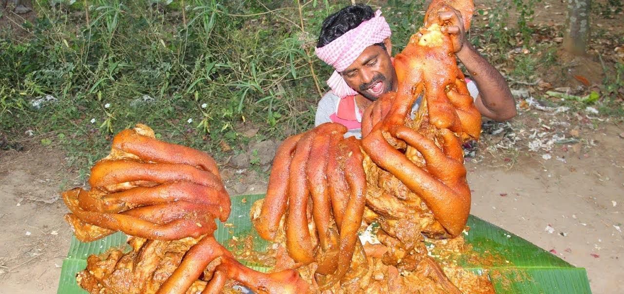 印度人|印度人如何吃猪肉咖喱汁炖20斤大猪腿,用手拿着大口啃