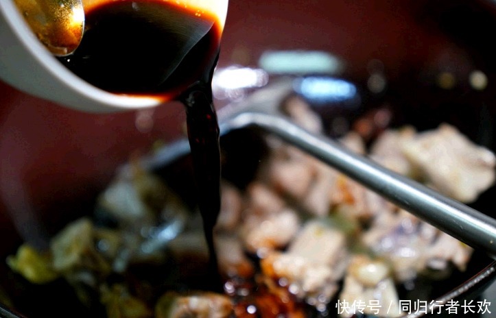 炖排骨|炖排骨,下锅还是出锅前放盐?这1步做错,排骨又老又柴,不入味