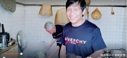 豪宅|赵本山不住豪宅回农村,头发花白满脸皱纹,灶台旁烧火做饭有精神