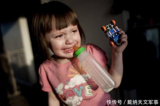 鼓起|女孩逛完超市，“肚子”鼓起被怀疑偷东西，店员检查后忍不住流泪