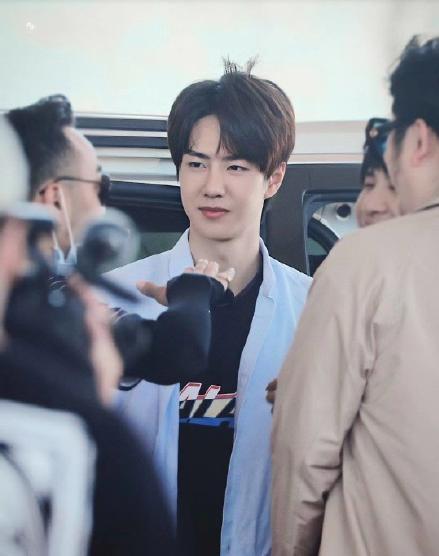 套路|《天天向上》昆明被投诉王一博躲人潮套路深,官博发晒黑照扎心