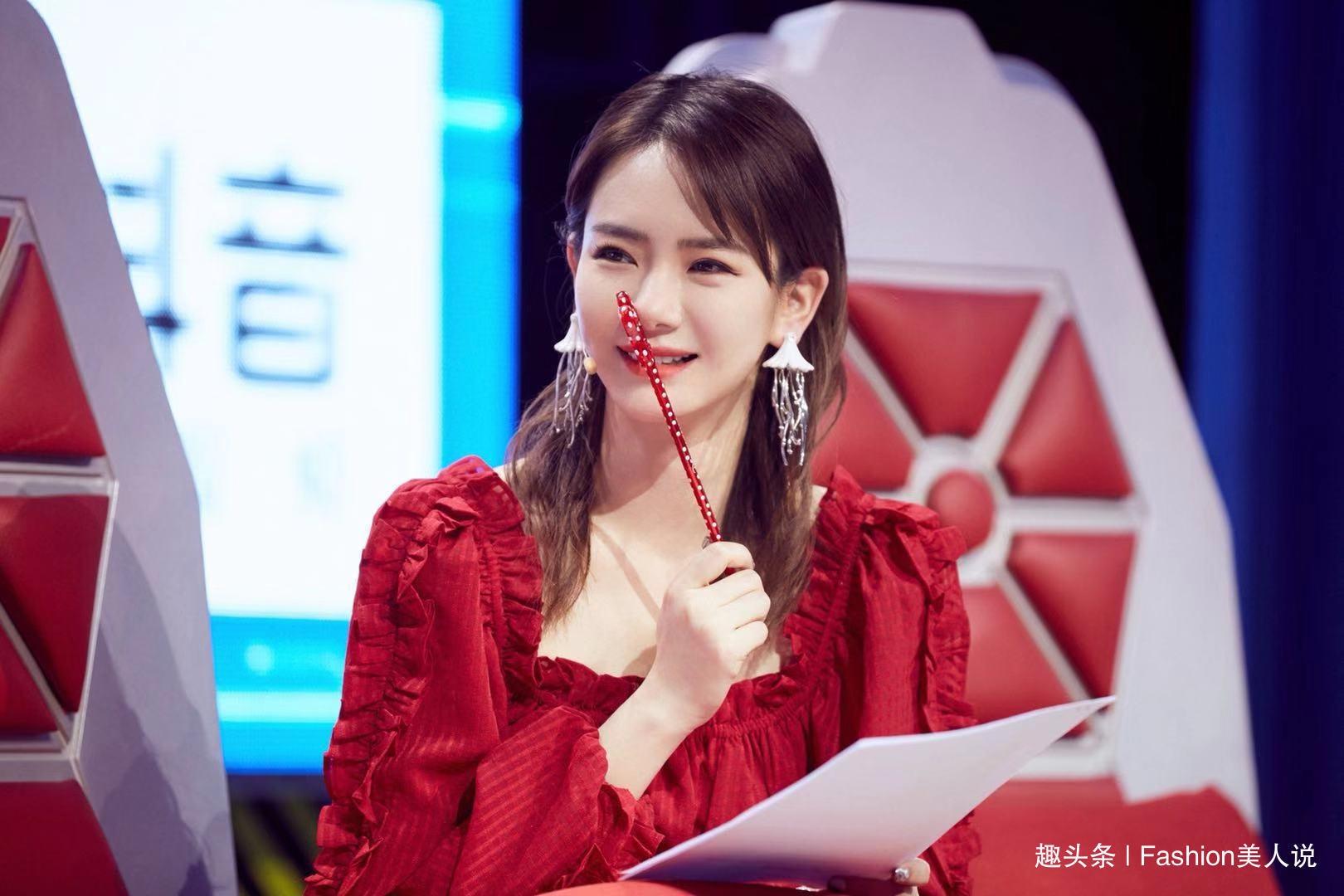穿衣搭配|戚薇录制《最强大脑》,穿大红色连衣裙好抢眼,美得优雅大气!