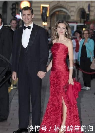 钻石|莱蒂齐亚王后难得高调!一头直发穿一条红裙,不戴钻石皇冠也高贵