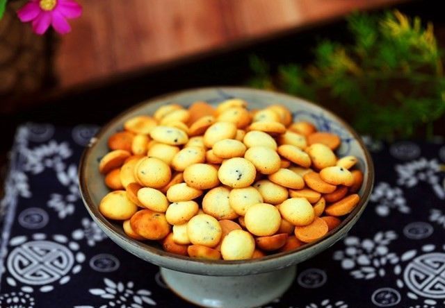  面粉|1碗面粉2个鸡蛋，教你做鸡蛋小饼干，宝宝零食再也不用出去买了