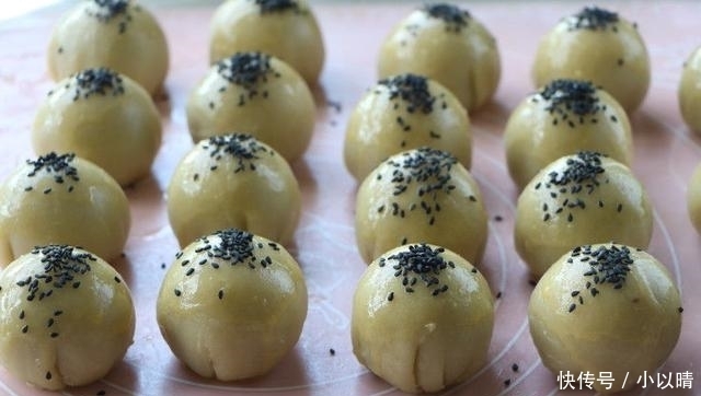 糕点|经典糕点蛋黄酥做法,7步就可上烤箱,外酥内软好吃不用花钱买