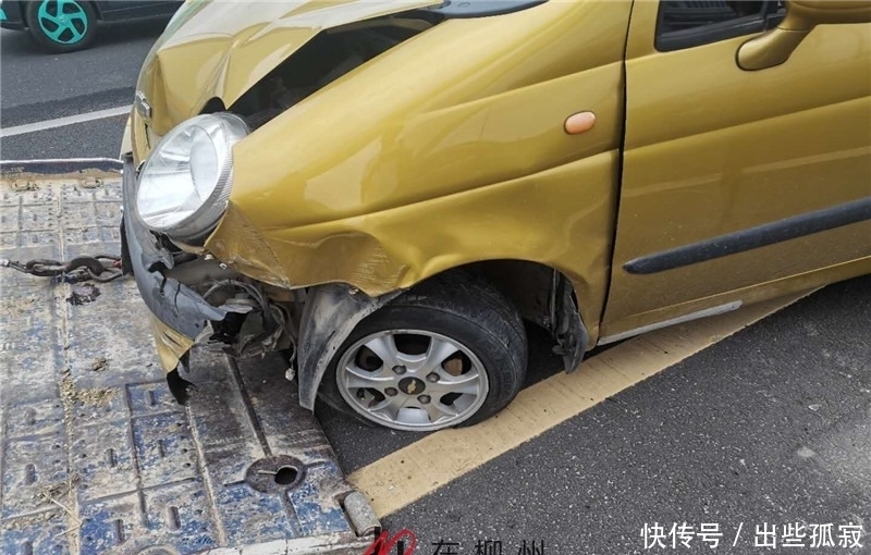  广雅|开5000元二手车上路 发懵撞断广雅大桥中间隔离栏