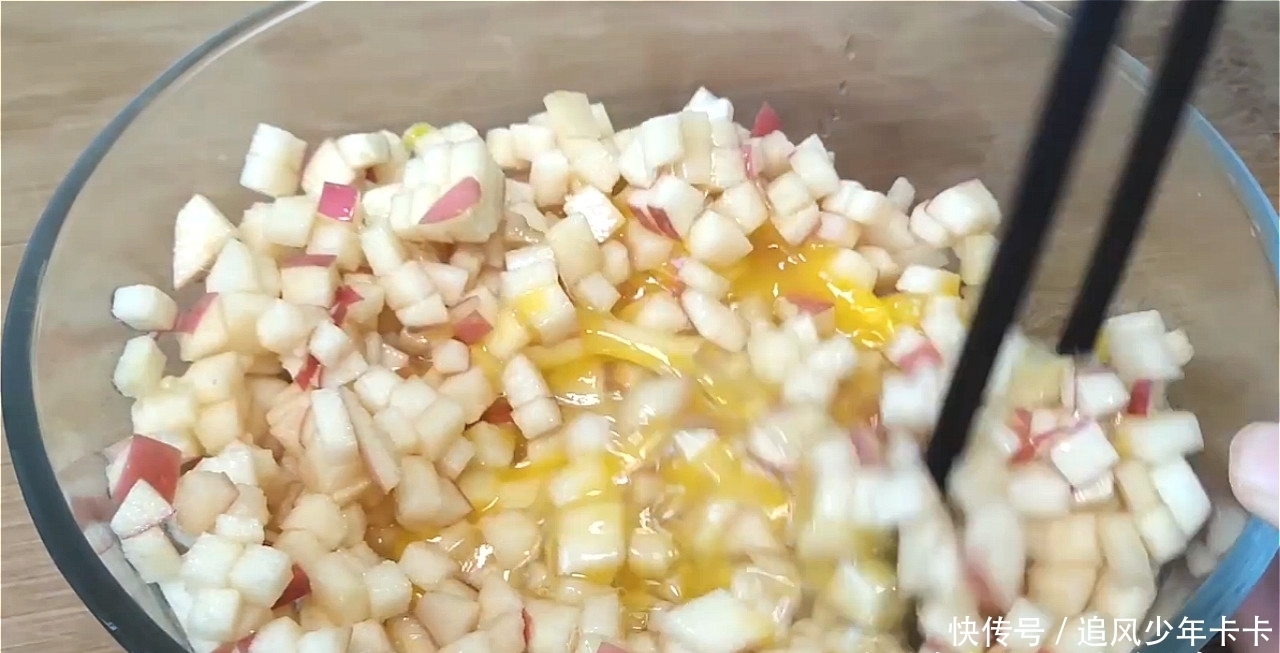 孩子|天冷了,苹果不要直接吃,加两个鸡蛋,香甜松软,出锅孩子抢着吃