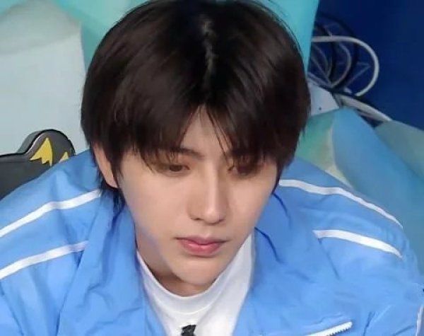  baby|baby名牌被何洛洛撕掉后，镜头切换到蔡徐坤，反应让人猜不透