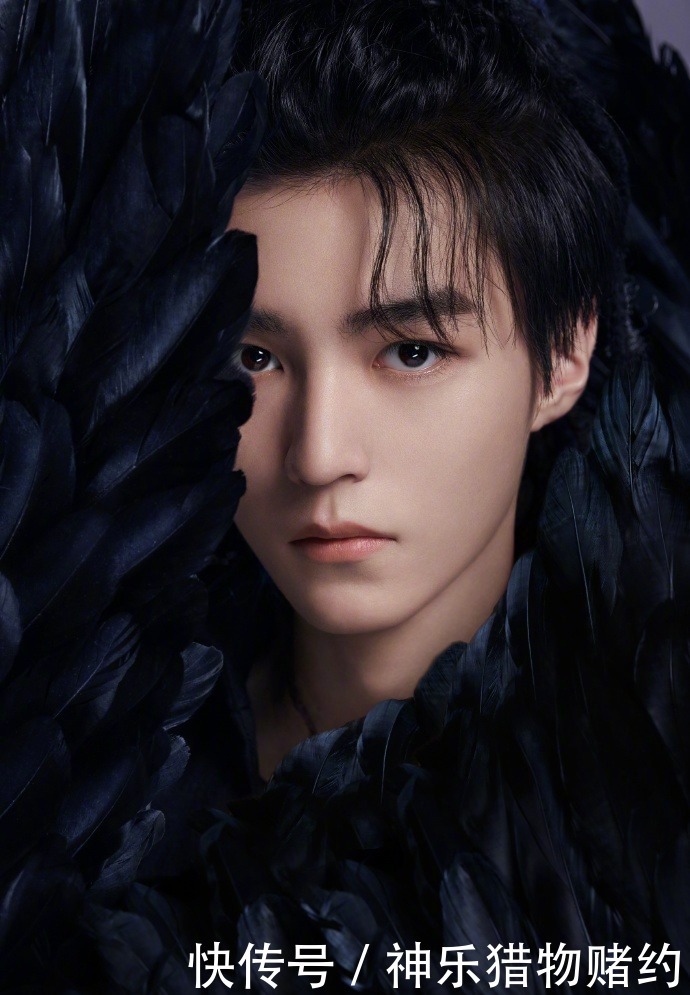  小透明|于正质疑TFBOYS造型抄袭《半妖倾城》，反被指抄袭《移动城堡》