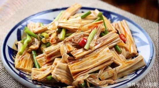 往里面加入|腐竹最好别“直接加水”泡发!总有人做错,导致腐竹软硬不一致