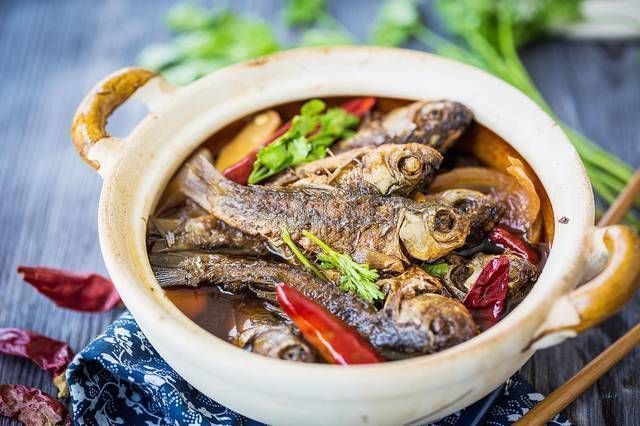 小鲫鱼|鲫鱼无刺如何做得到放一点它,从头吃到尾连渣都不剩